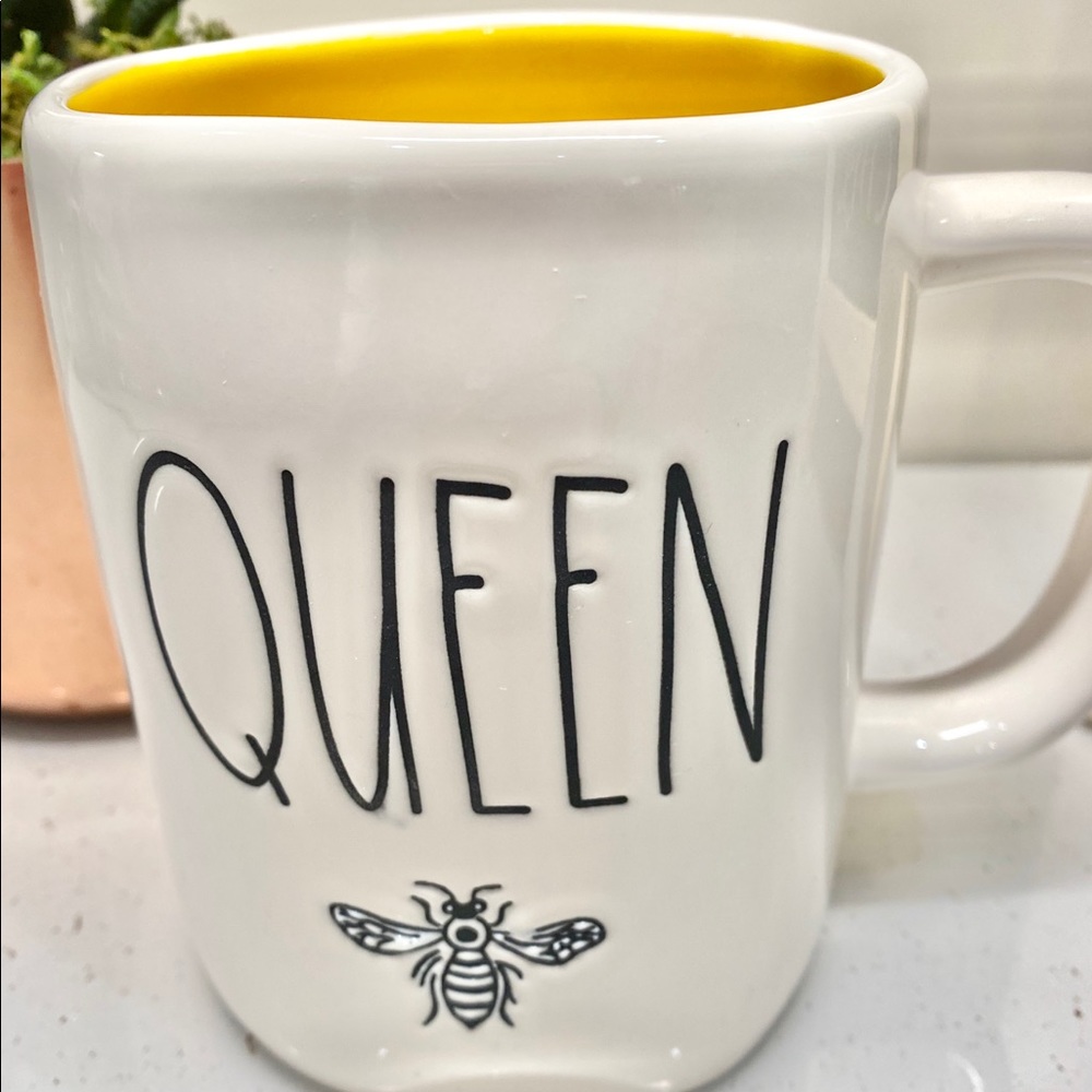 New RAE DUNN Artisan Collection LL "QUEEN Bee” Mug